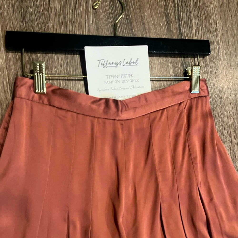 TIFFANYSLABEL SATIN FLARE BROWN MIDI SHORTS W/PLEATS, POCKETS & ZIPPER SIZE MED.